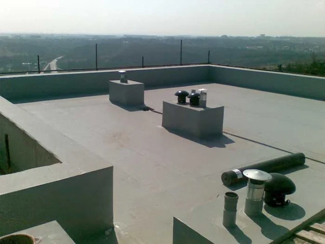 Reference střechy bytového domu v Praze v ul. Bolívarova nekryté zásypem