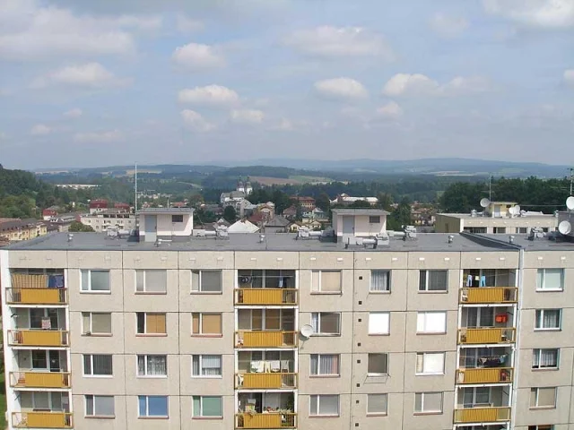 Reference střechy administrativní budovy v Žamberku nekryté zásypem