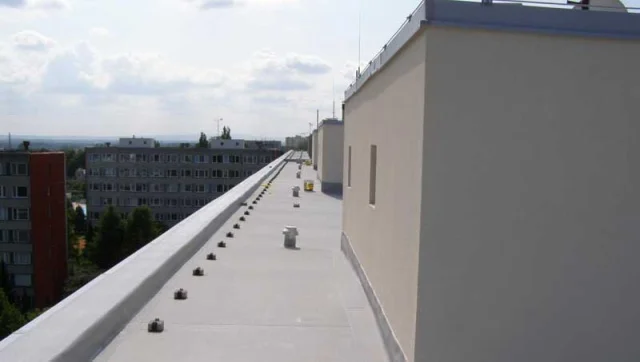 Reference střechy skladu a administrativní budovy v Kolíně nekryté zásypem