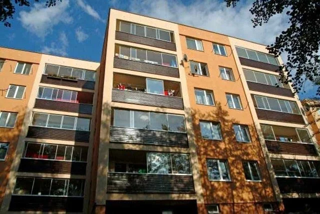 Reference střechy bytového domu v Havířově nekryté zásypem