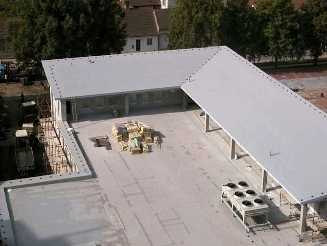 Reference střechy prodejny Albert v Brně nekryté zásypem