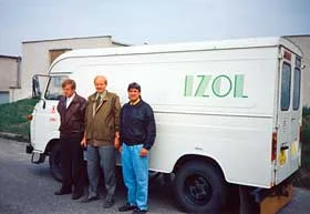 Pracovníci u firemního auta IZOL