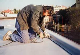 Pracovník izoluje střechu
