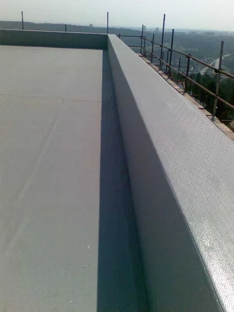 Reference střechy bytového domu v Praze v ul. Bolívarova nekryté zásypem