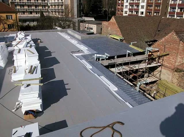 Reference střechy prodejny Albert v Brně nekryté zásypem