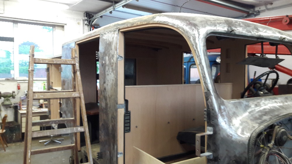 Fotografie z procesu potažení mercedesu do Protan