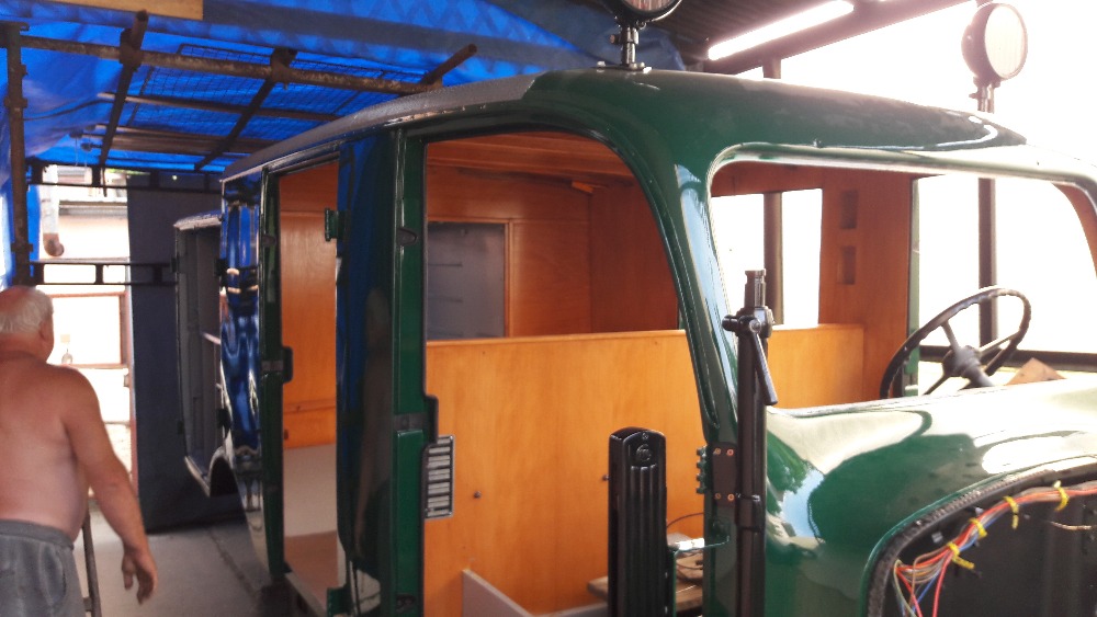 Fotografie z dílny po potažení mercedesu do folie Protan