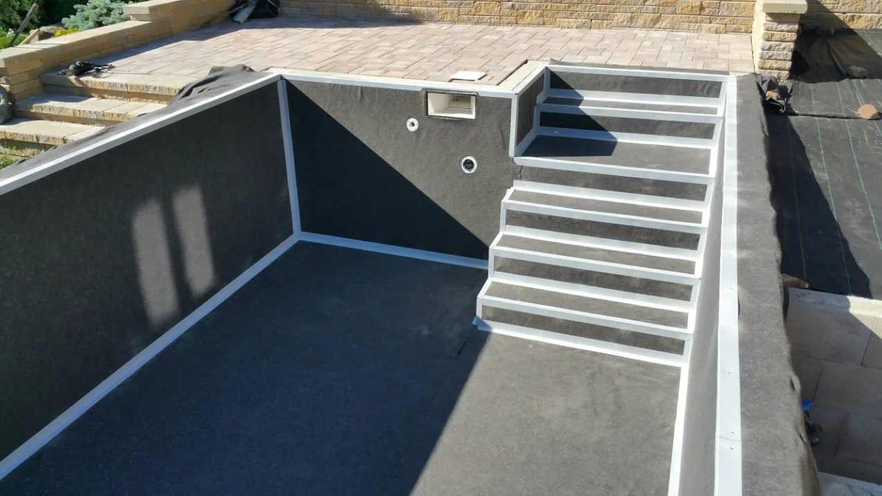 Realizace bazénu potaženého do neobvyklého pískového odstínu folie ELBEblue 1,5 mm