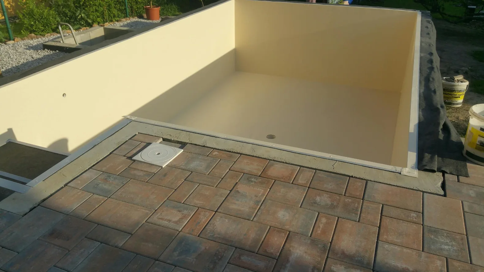 Bazén již po potažení do pískového odstínu fólie ELBEblue 1,5 mm