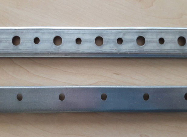 Nahoře dosud dodávaná lišta, dole nová podoba lišty / Nahoře dosud dodávaná lišta, dole nová podoba lišty