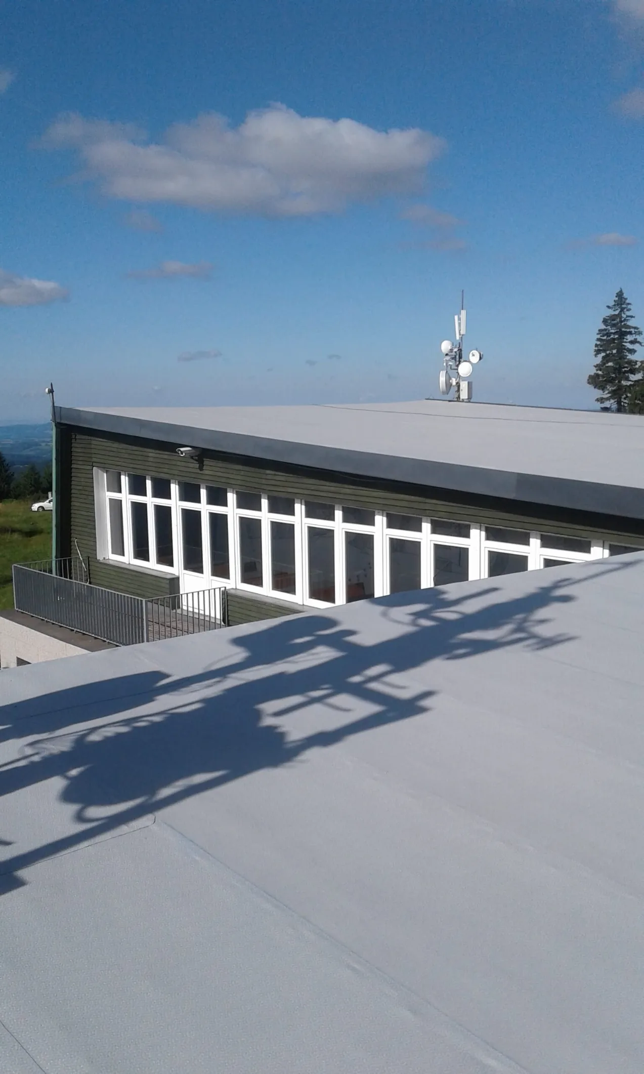 Pohled na budovu horní stanice lanovky na Medvědíně s nově zrekonstruovanou střechou pokrytou fólií Protan SE 1,5 mm.