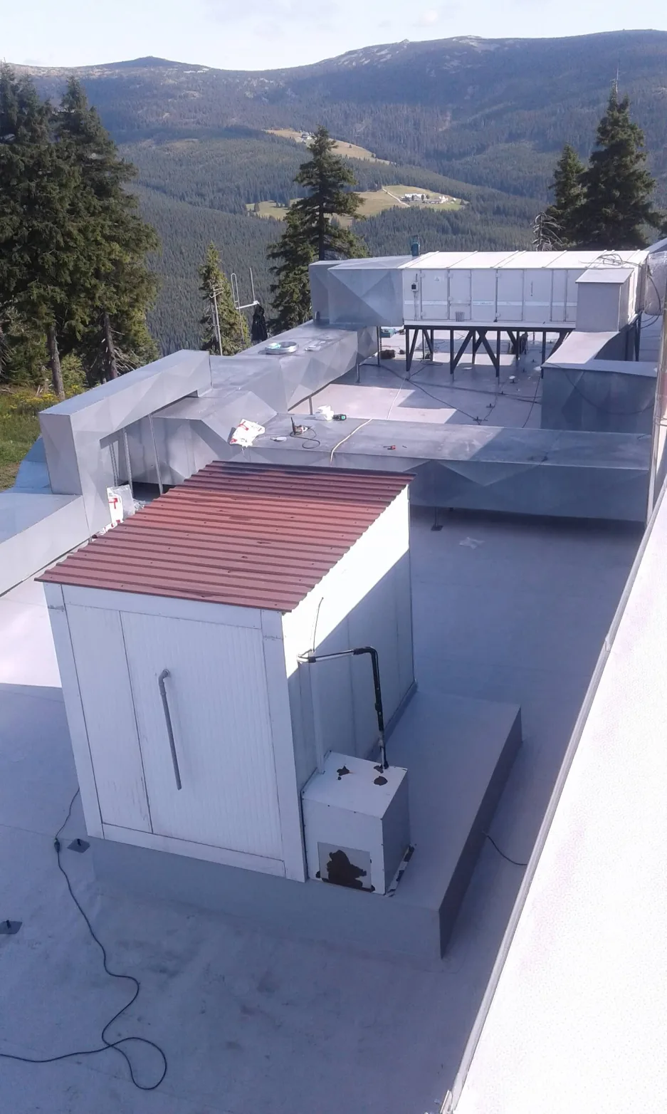 Detailní pohled na technické zázemí a instalace na střeše horní stanice lanovky na Medvědíně po pokládce fólie Protan SE 1,5 mm.