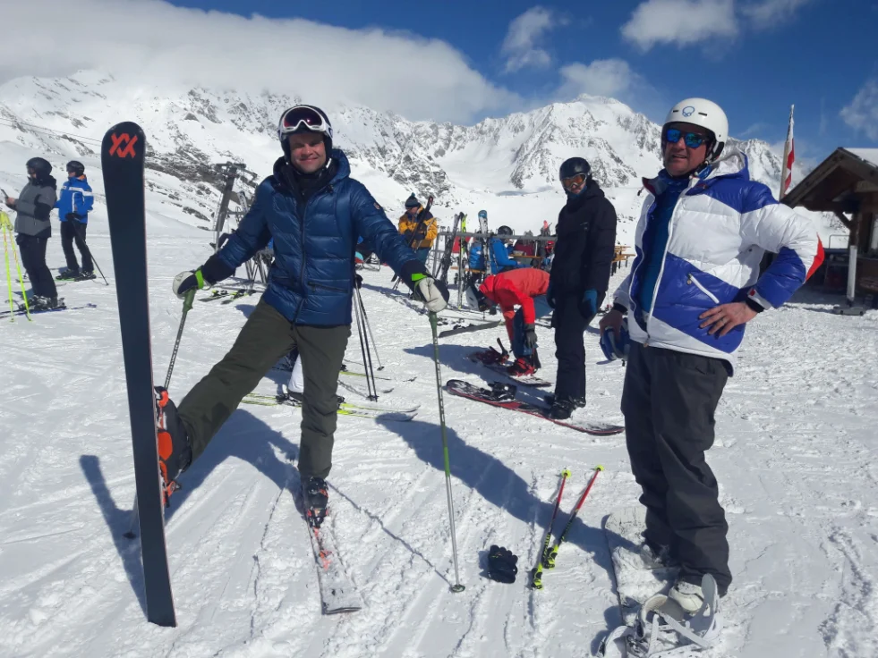 Účastníci setkání Izolprotanu a Protanu A/S při lyžování v Tyrolsku.