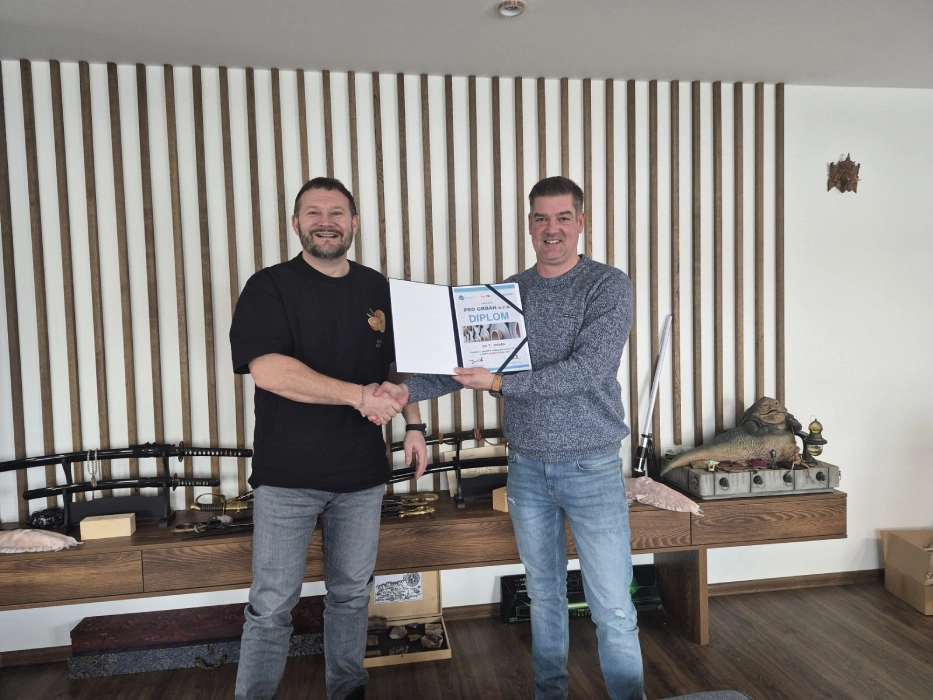 Diplom z rukou obchodního ředitele Izolprotanu Michala Jandíka převzal jednatel společnosti Lukáš Tučím