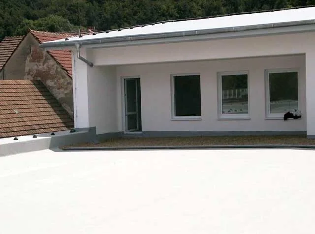 Reference střechy prodejny Albert v Brně nekryté zásypem