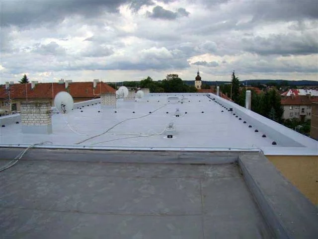 Reference střechy laboratoře a knihovny v Praze nekryté zásypem