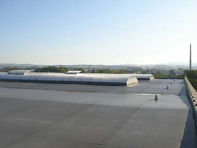 Reference střechy výrobní haly ve městě Dobruška nekryté zásypem