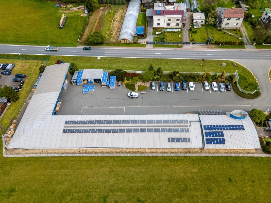 Fotovoltaika na střeše skladu