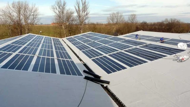 Reference střechy výrobní haly ve městě Kouřim nekryté zásypem