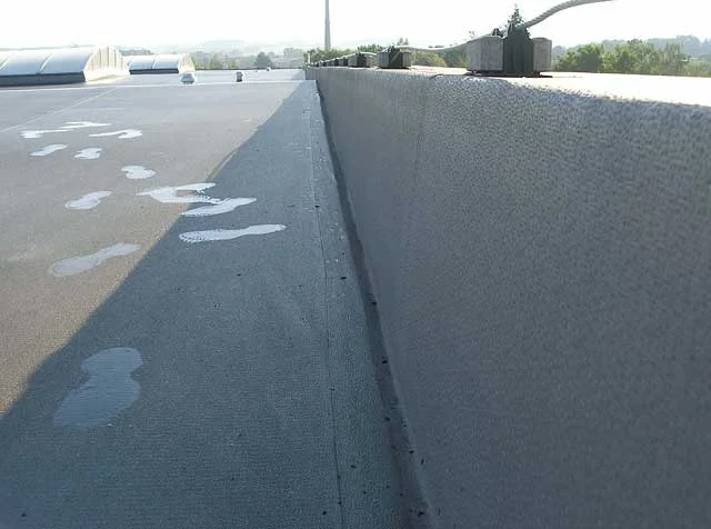 Reference střechy výrobní haly ve městě Dobruška nekryté zásypem