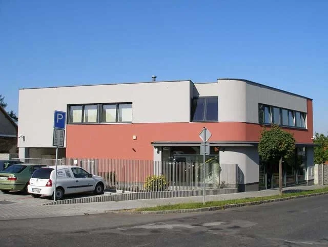 Reference střechy administrativní budovy v Náchodě nekryté zásypem