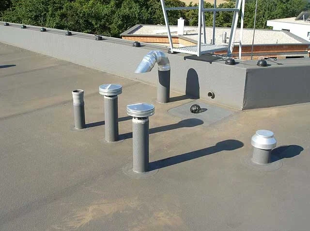 Reference střechy administrativní budovy v Náchodě nekryté zásypem