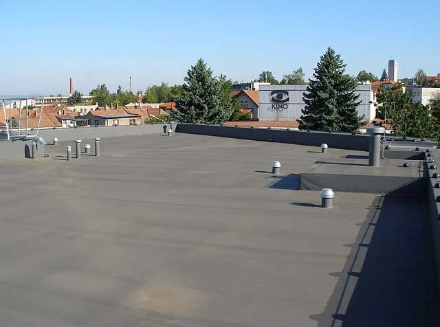 Reference střechy administrativní budovy v Náchodě nekryté zásypem