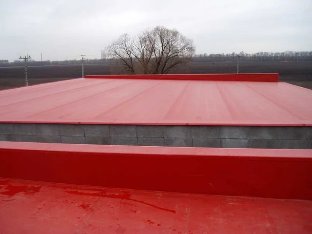 Reference střechy garáže/skladu ve městě Tišice nekryté zásypem