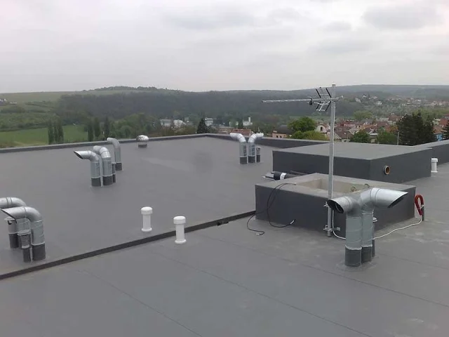 Reference střechy bytového domu v Plzni nekryté zásypem