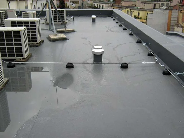 Reference střechy administrativní budovy v Praze v ul. Klimentská nekryté zásypem