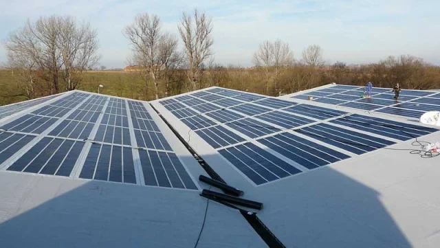 Reference střechy výrobní haly ve městě Kouřim nekryté zásypem