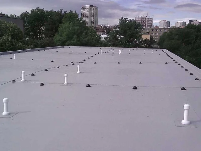 Reference střechy mateřské školy v Praze 4 nekryté zásypem