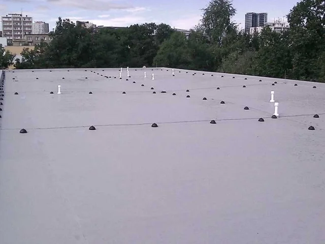 Reference střechy mateřské školy v Praze 4 nekryté zásypem