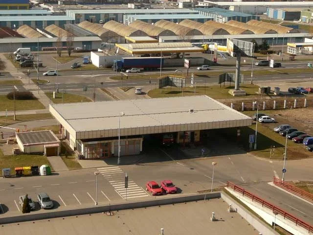 Reference střechy administrativní budovy ve městě Praha - Malešice nekryté zásypem