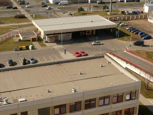 Reference střechy administrativní budovy ve městě Praha - Malešice nekryté zásypem