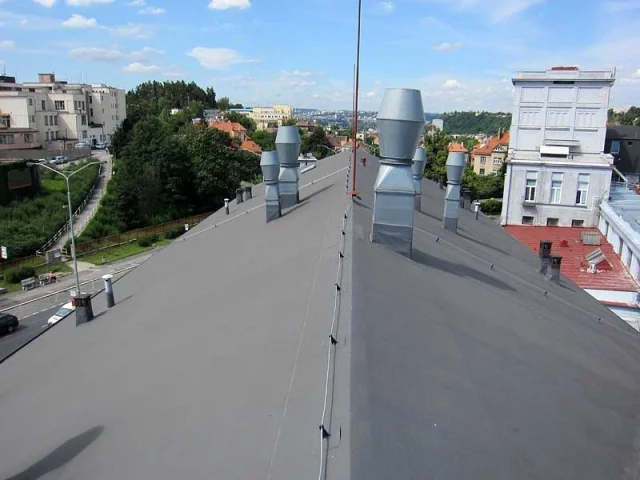 Reference střechy areálu Akademie věd v ČR nekryté zásypem