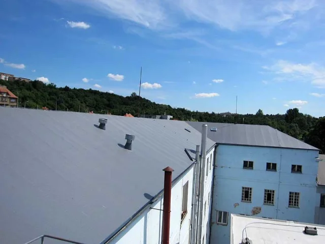 Reference střechy areálu Akademie věd v ČR nekryté zásypem