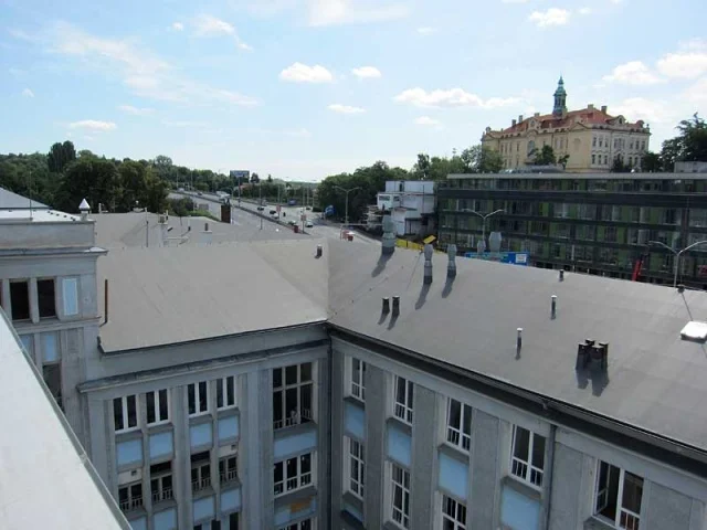 Reference střechy areálu Akademie věd v ČR nekryté zásypem