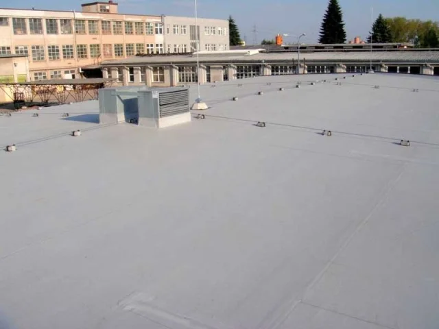 Reference střechy skladové haly COGEBI ve městě Tábor nekryté zásypem