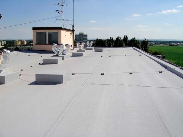 Reference střechy obytného domu v Nymburku nekryté zásypem