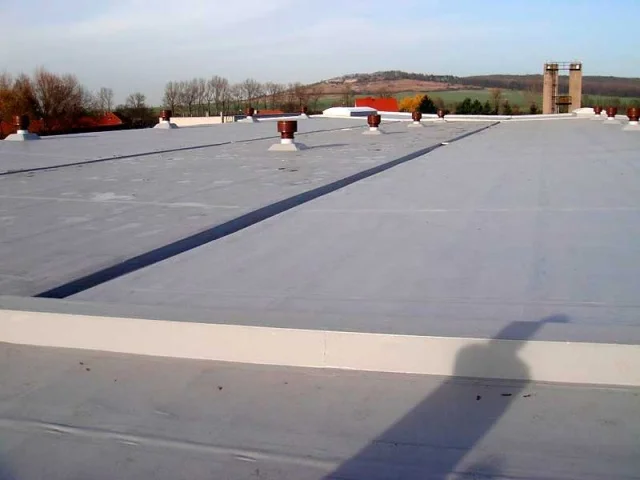 Reference střechy skladu zeleniny ve městě Opolany nekryté zásypem