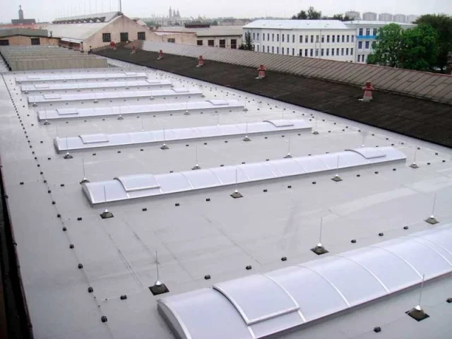 Reference střechy skladovací haly ZVU Potez v Hradci Králové nekryté zásypem