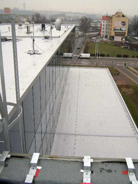 Reference střechy administrativní budovy v Praze 7 nekryté zásypem