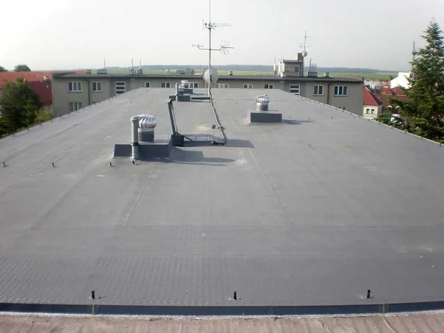 Reference střechy bytového domu v Kralovicích nekryté zásypem