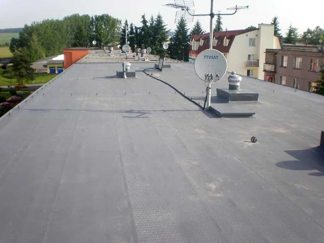 Reference střechy bytového domu v Kralovicích nekryté zásypem