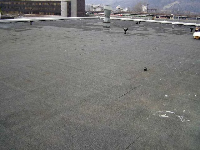 Reference střechy administrativní budovy v Praze 7 nekryté zásypem