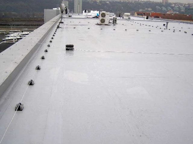 Reference střechy administrativní budovy v Praze 7 nekryté zásypem