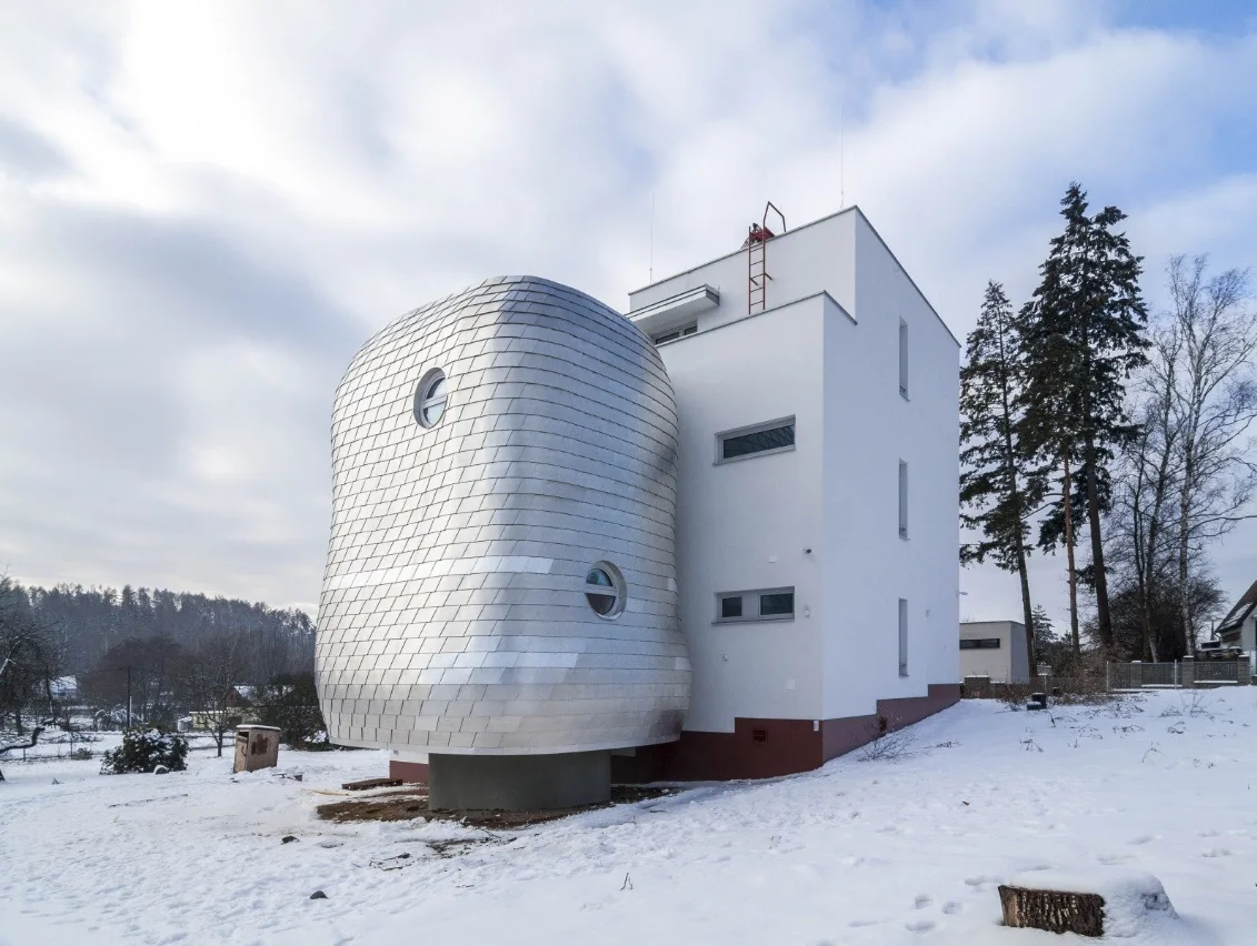 Rekonstrukce funkcionalistické vily v Pyšelích s Protanem na střeše