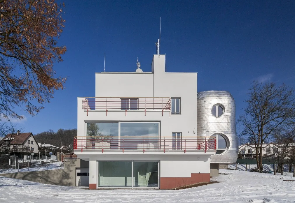 Rekonstrukce funkcionalistické vily v Pyšelích s Protanem na střeše