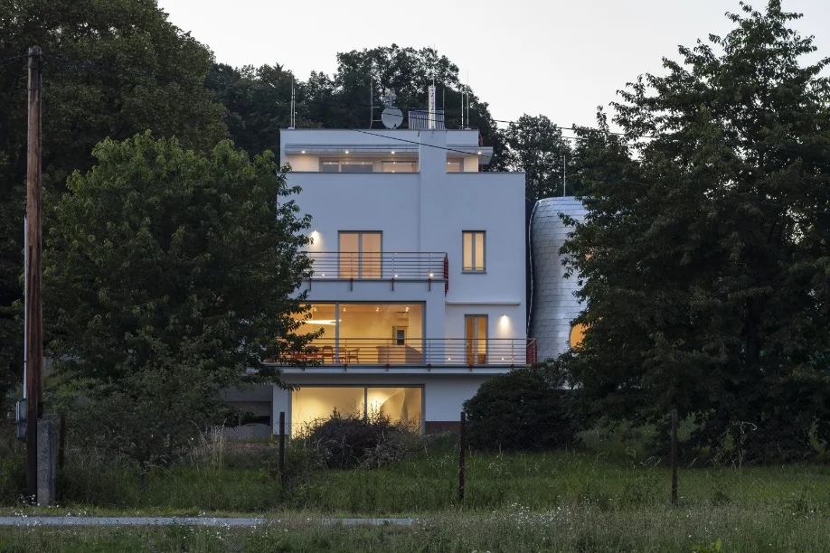 Rekonstrukce funkcionalistické vily v Pyšelích s Protanem na střeše